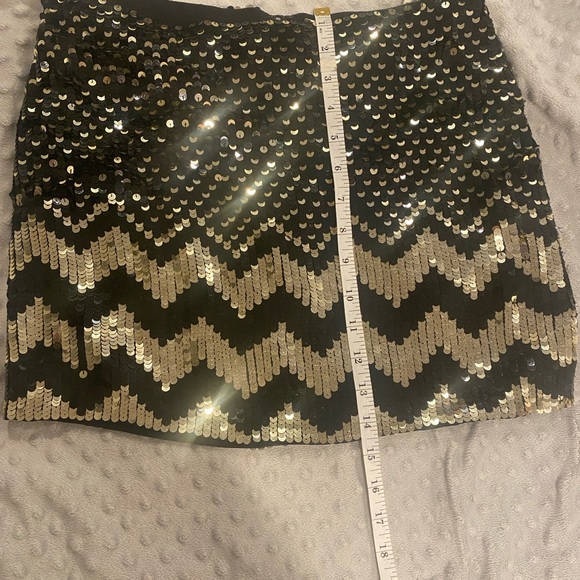 Alice + Olivia black and gold chevron mini skirt. Size 2 - Picture 3 of 5